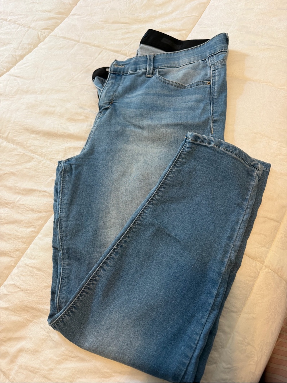 Women’s Skinny Jeans in Light Blue Denim